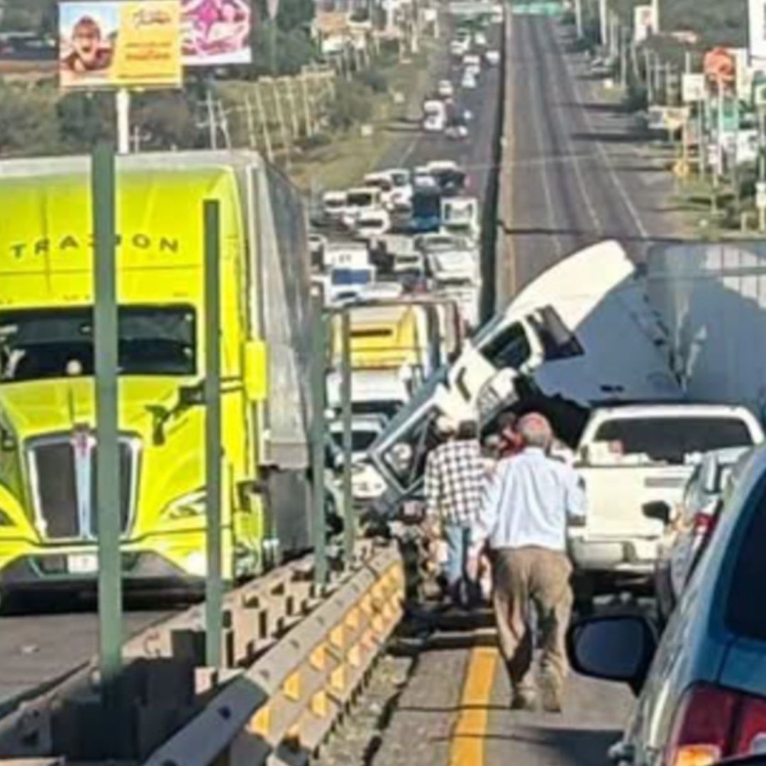 Un Muerto y Varios Heridos Deja Choque Entre Tráiler y Tres Autos en Irapuato.